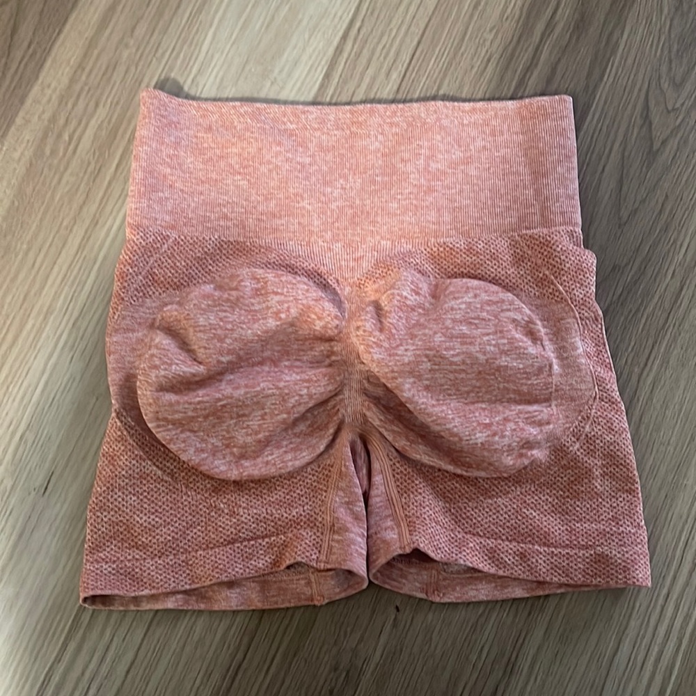 Seamless contour booty scrunch lift shorts